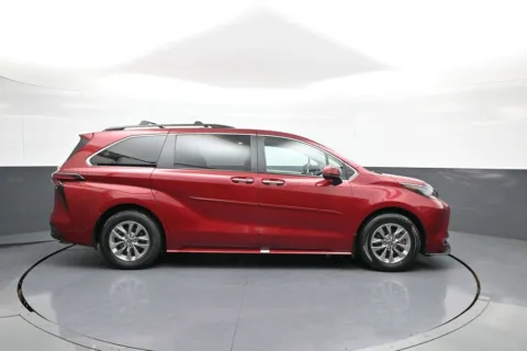 More photos of 2022 Toyota Sienna XLE at Plaza Kia, NY