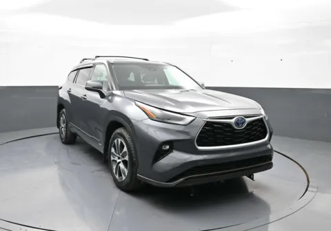 Photos of 2022 Toyota Highlander Hybrid XLE for sale in Brooklyn, NY at Plaza Kia