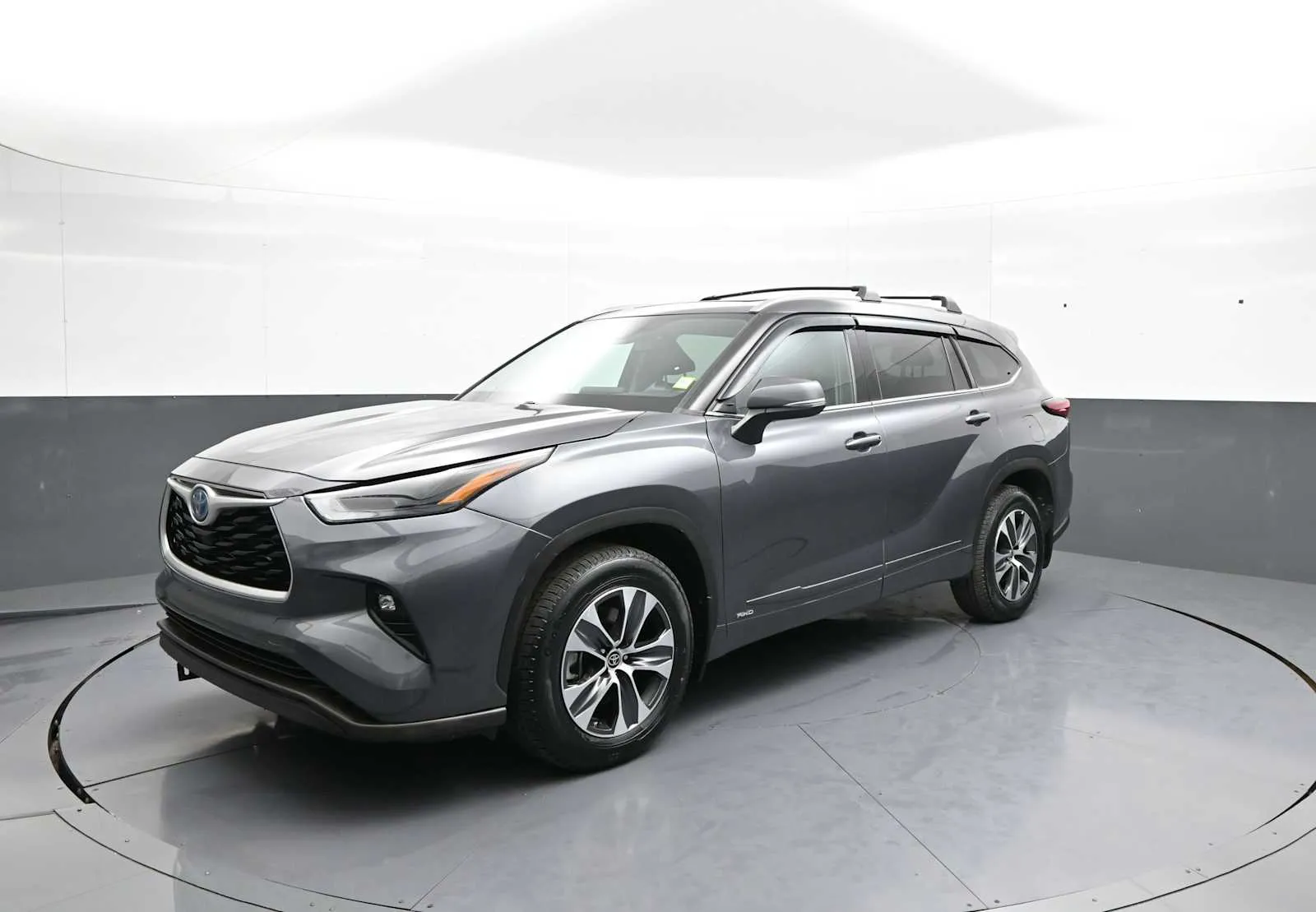 Gray 2022 Toyota Highlander Hybrid XLE for sale in Brooklyn, NY