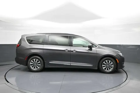 More photos of 2020 Chrysler Pacifica Touring L Plus at Plaza Kia, NY