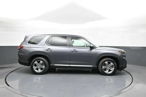 More photos of 2023 Honda Pilot EX-L 8 Passenger at Plaza Kia, NY