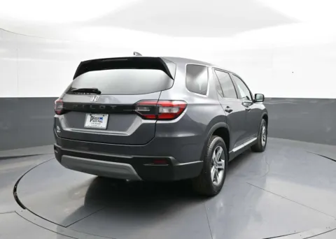 More photos of 2023 Honda Pilot EX-L 8 Passenger at Plaza Kia, NY