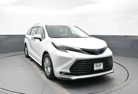 Another view of 2024 Toyota Sienna XLE for sale in Brooklyn, NY at Plaza Kia