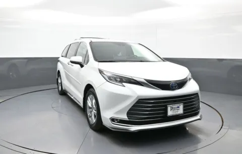 Another view of 2025 Toyota Sienna Limited for sale in Brooklyn, NY at Plaza Toyota