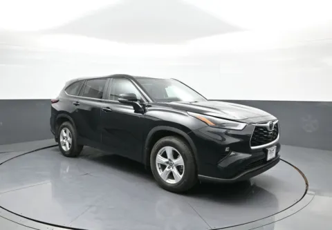 More photos of 2025 Toyota Highlander LE at Plaza Toyota, NY