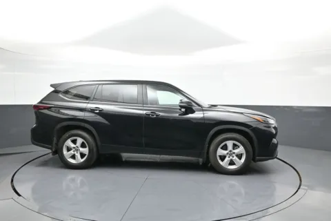 More photos of 2025 Toyota Highlander LE at Plaza Toyota, NY