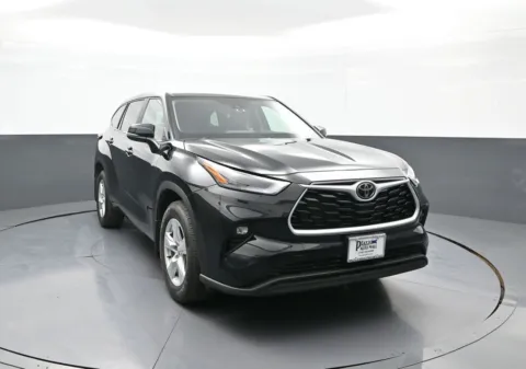 Another view of 2025 Toyota Highlander LE for sale in Brooklyn, NY at Plaza Toyota