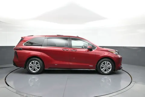 More photos of 2021 Toyota Sienna Platinum at Plaza Toyota, NY