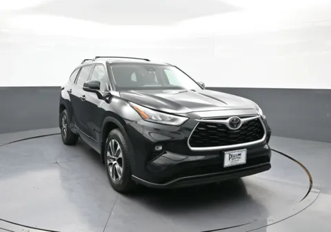 Another view of 2020 Toyota Highlander XLE for sale in Brooklyn, NY at Plaza Toyota