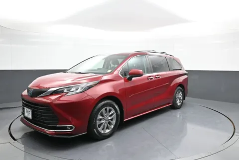 White 2022 Toyota Sienna XLE for sale in Brooklyn, NY