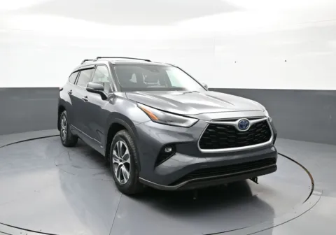 Another view of 2022 Toyota Highlander Hybrid XLE for sale in Brooklyn, NY at Plaza Toyota