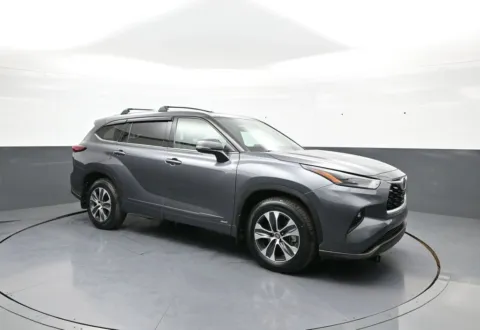 More photos of 2022 Toyota Highlander Hybrid XLE at Plaza Toyota, NY