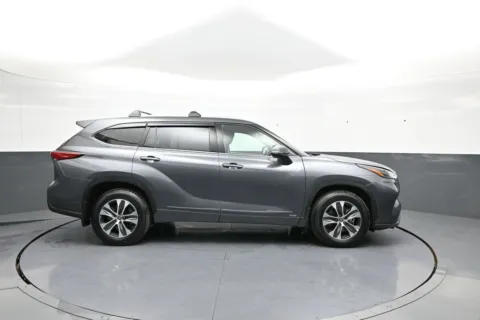 More photos of 2022 Toyota Highlander Hybrid XLE at Plaza Toyota, NY