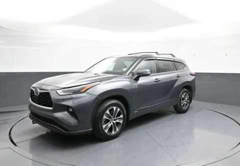 Gray 2022 Toyota Highlander Hybrid XLE for sale in Brooklyn, NY