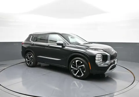 More photos of 2022 Mitsubishi Outlander SEL at Plaza Toyota, NY
