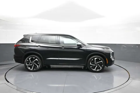 More photos of 2022 Mitsubishi Outlander SEL at Plaza Toyota, NY
