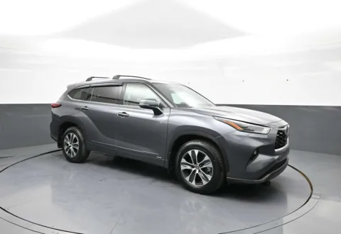 Another view of 2022 Toyota Highlander Hybrid XLE for sale in Brooklyn, NY at Plaza Toyota