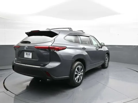 More photos of 2022 Toyota Highlander Hybrid XLE at Plaza Toyota, NY