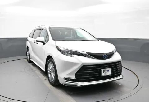 Another view of 2024 Toyota Sienna XLE for sale in Brooklyn, NY at Plaza Toyota