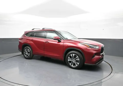 Another view of 2022 Toyota Highlander XLE for sale in Brooklyn, NY at Plaza Toyota