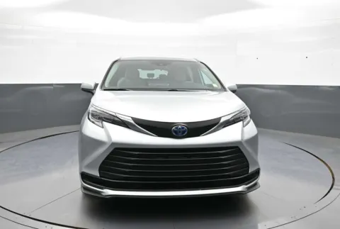 Photos of 2025 Toyota Sienna LE for sale in Brooklyn, NY at Plaza Toyota
