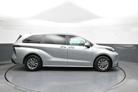 More photos of 2025 Toyota Sienna LE at Plaza Toyota, NY