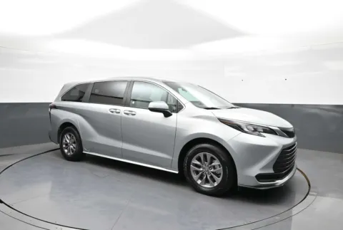 More photos of 2025 Toyota Sienna LE at Plaza Toyota, NY