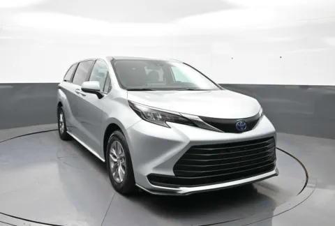Another view of 2025 Toyota Sienna LE for sale in Brooklyn, NY at Plaza Toyota