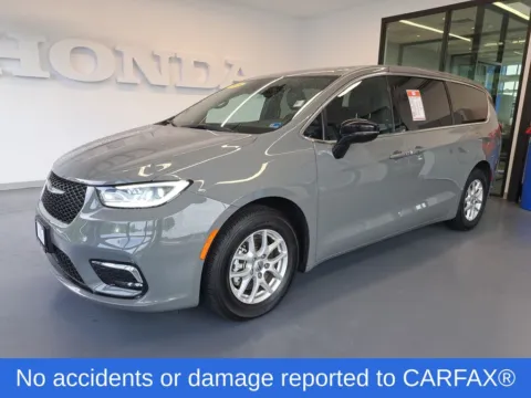 More photos of 2025 Chrysler Pacifica Select at First Team Honda, VA