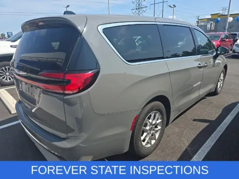 More photos of 2025 Chrysler Pacifica Select at First Team Honda, VA