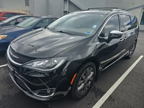 Photos of 2017 Chrysler Pacifica Limited for sale in Chesapeake, VA at First Team Honda