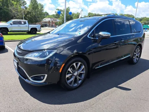More photos of 2017 Chrysler Pacifica Limited at First Team Honda, VA