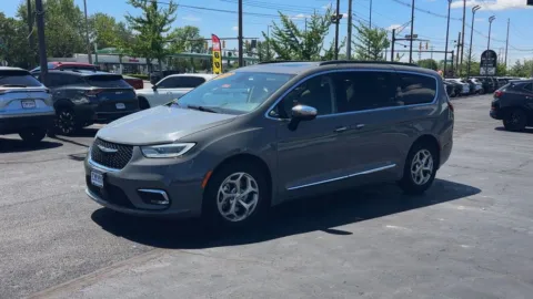 More photos of 2023 Chrysler Pacifica Limited at Twins Buick GMC, OH
