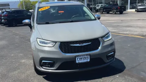 More photos of 2023 Chrysler Pacifica Limited at Twins Buick GMC, OH