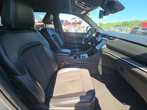 More photos of 2024 Jeep Grand Cherokee Altitude at Twins Buick GMC, OH