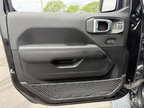 More photos of 2020 Jeep Gladiator Overland at Twins Buick GMC, OH