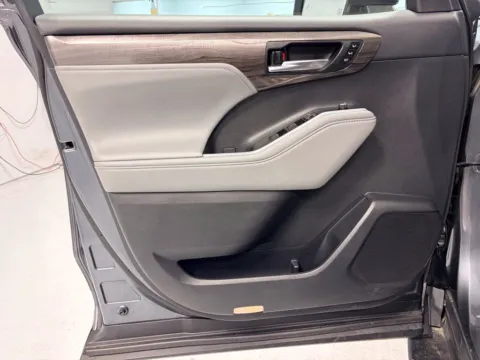 More photos of 2021 Toyota Highlander Limited at Twins Buick GMC, OH