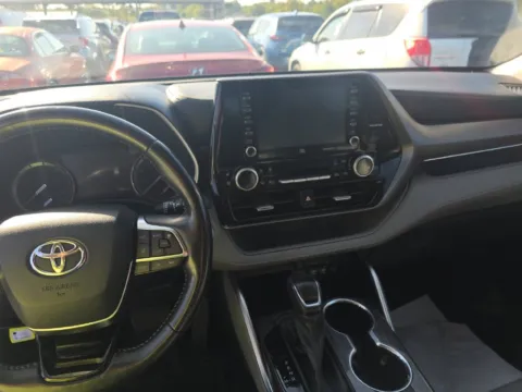 More photos of 2021 Toyota Highlander Limited at Twins Buick GMC, OH