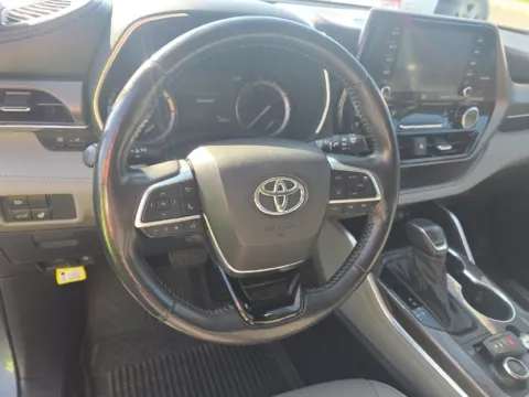 More photos of 2021 Toyota Highlander Limited at Twins Buick GMC, OH