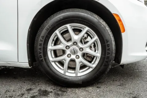 More photos of 2023 Chrysler Pacifica Touring L at Twins Auto of Dublin, OH