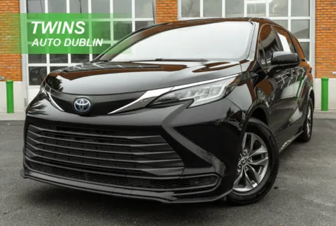 Black 2022 Toyota Sienna LE for sale in Dublin, OH