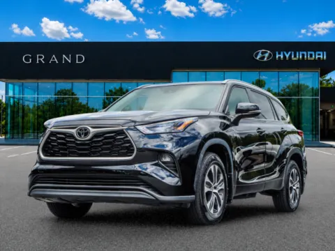 Black 2023 Toyota Highlander XLE for sale in Canton, GA