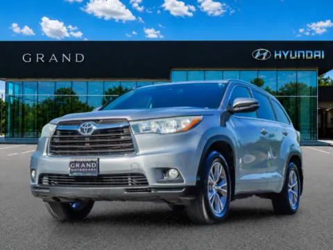 Silver 2015 Toyota Highlander XLE V6 for sale in Canton, GA