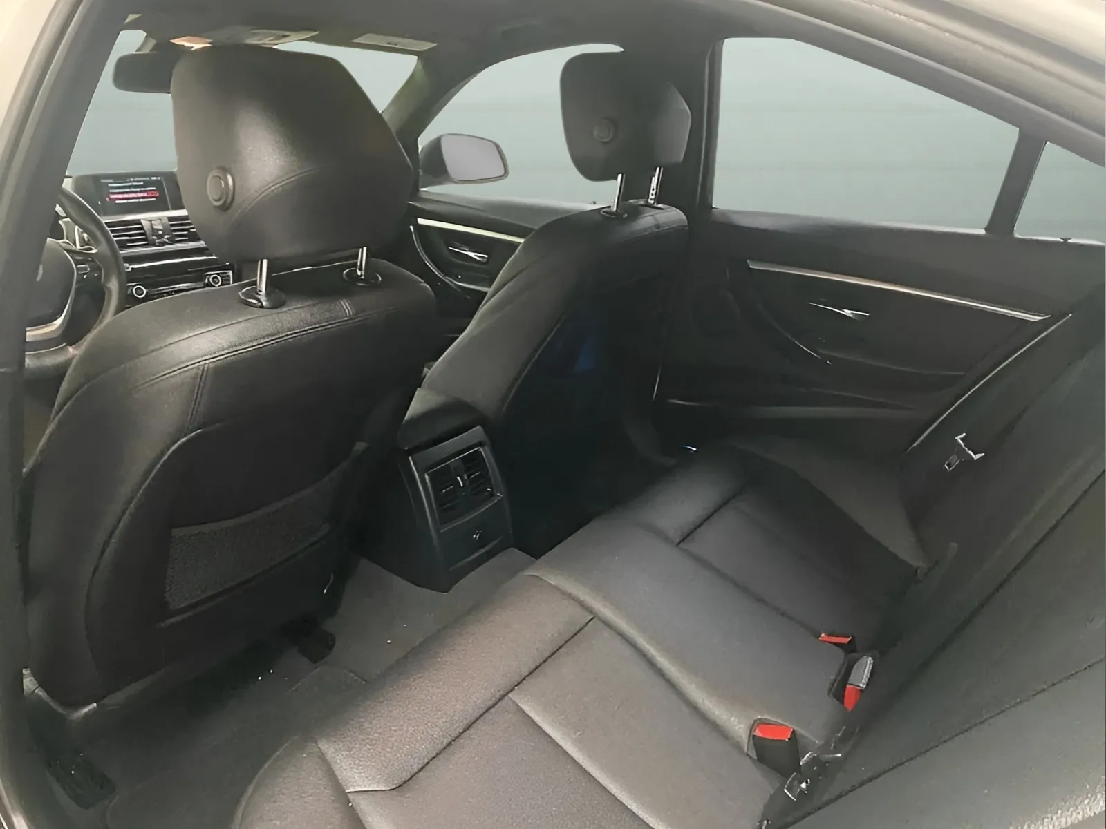 2018 BMW 3 Series 330e - Photo 12