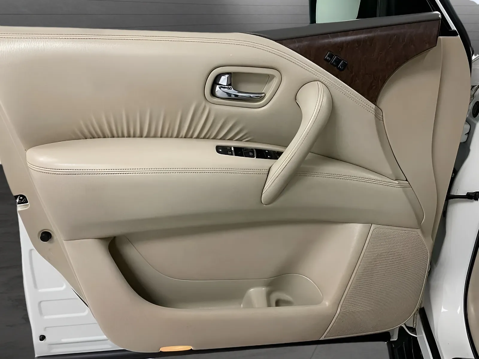 Infiniti QX80 photo 9