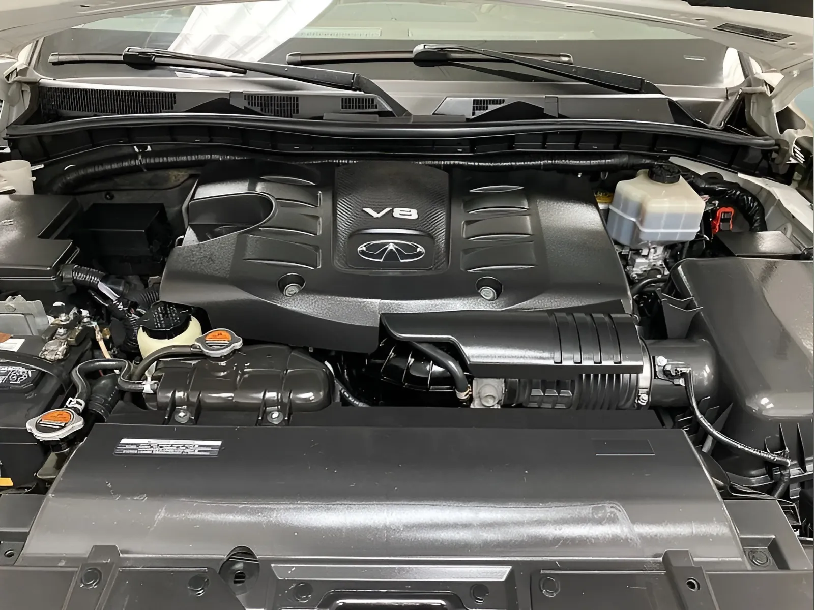 Infiniti QX80 photo 15