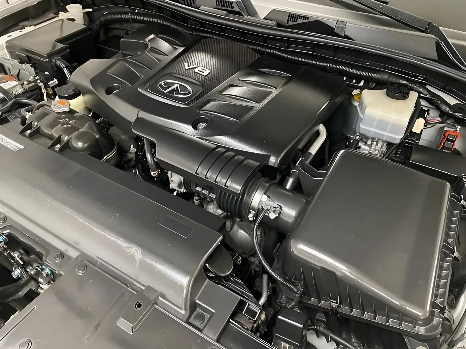 Infiniti QX80 photo 16