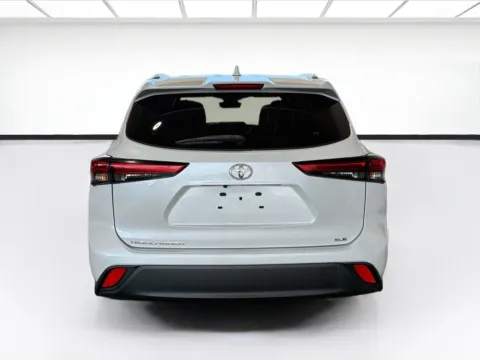 More photos of 2022 Toyota Highlander XLE at STG Auto Group of Dallas, TX