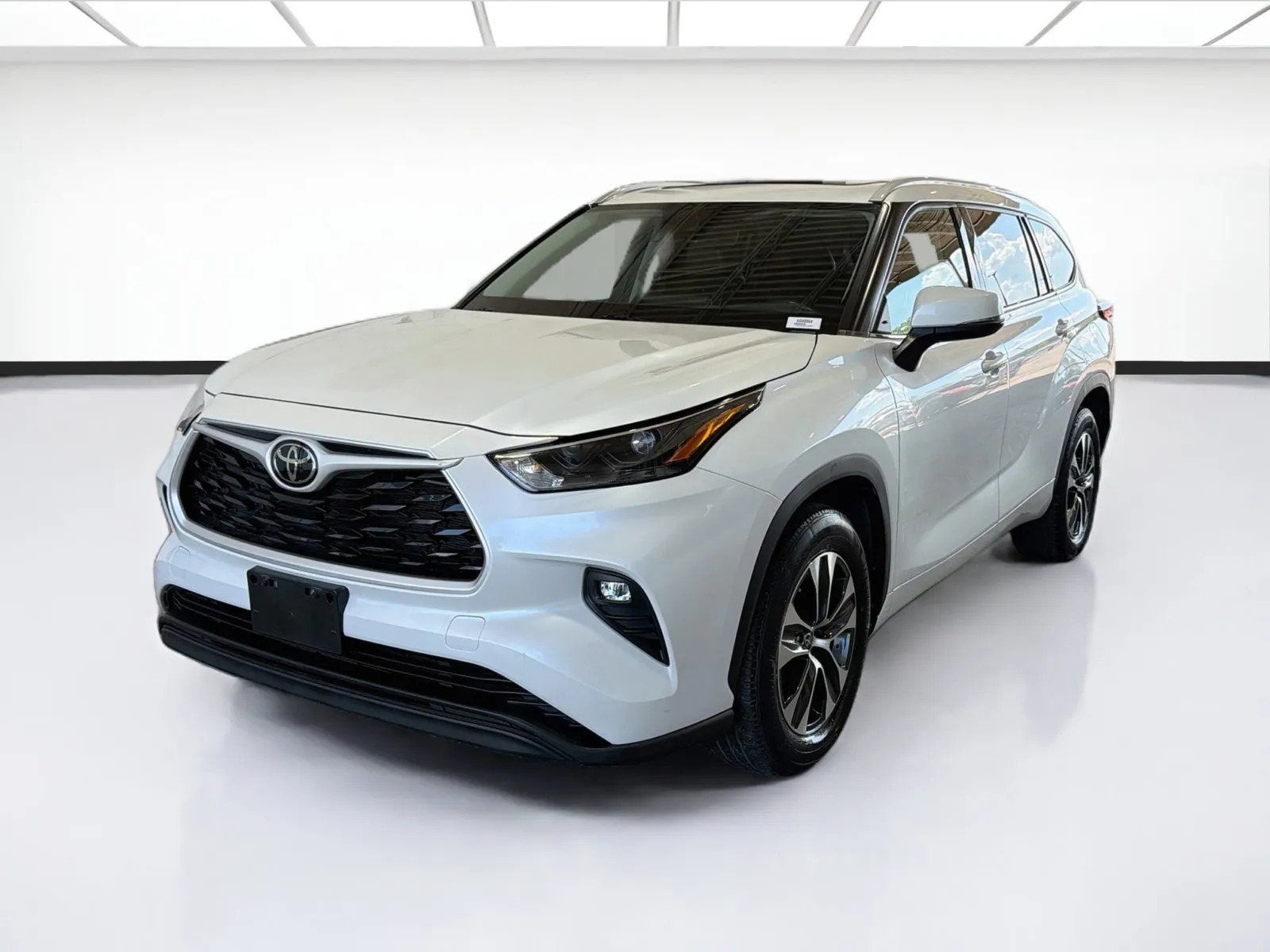 White 2022 Toyota Highlander XLE for sale in Dallas, TX