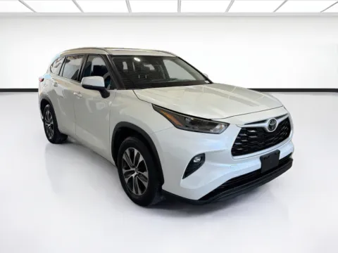 Another view of 2022 Toyota Highlander XLE for sale in Dallas, TX at STG Auto Group of Dallas